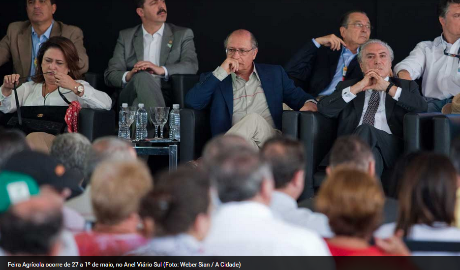 paulosaelias's tweet photo. #VemPraRua17Maio #VemPraRua #ForaPT Protesto na terra de Palocci faz @MichelTemer vice de @dilmabr sair às pressas -- http://t.co/JbEDhtVoya
