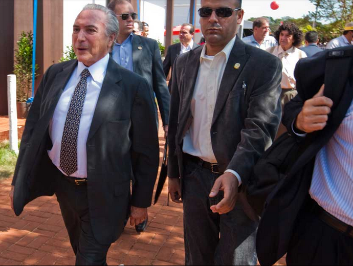 paulosaelias's tweet photo. #VemPraRua17Maio #VemPraRua #ForaPT Protesto na terra de Palocci faz @MichelTemer vice de @dilmabr sair às pressas -- http://t.co/JbEDhtVoya