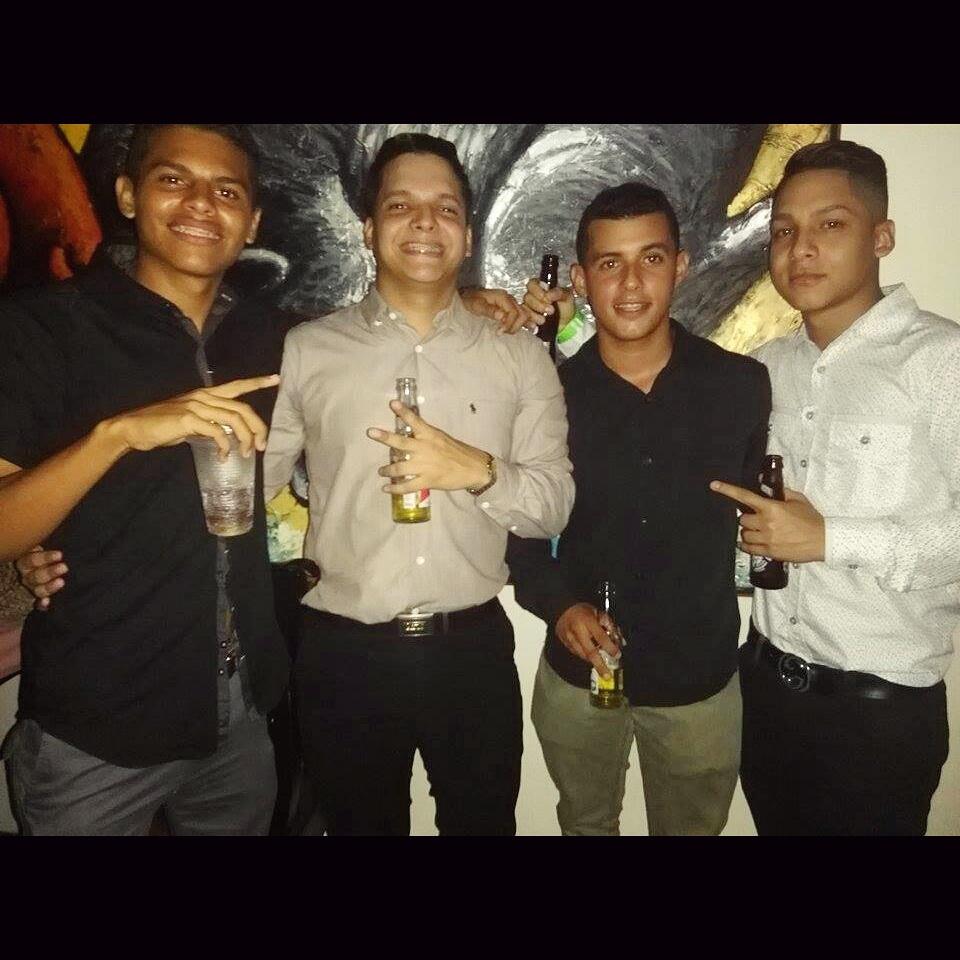 yhossueavila's tweet photo. Mis hermanos 🍻 http://t.co/cNuGdEhIq1