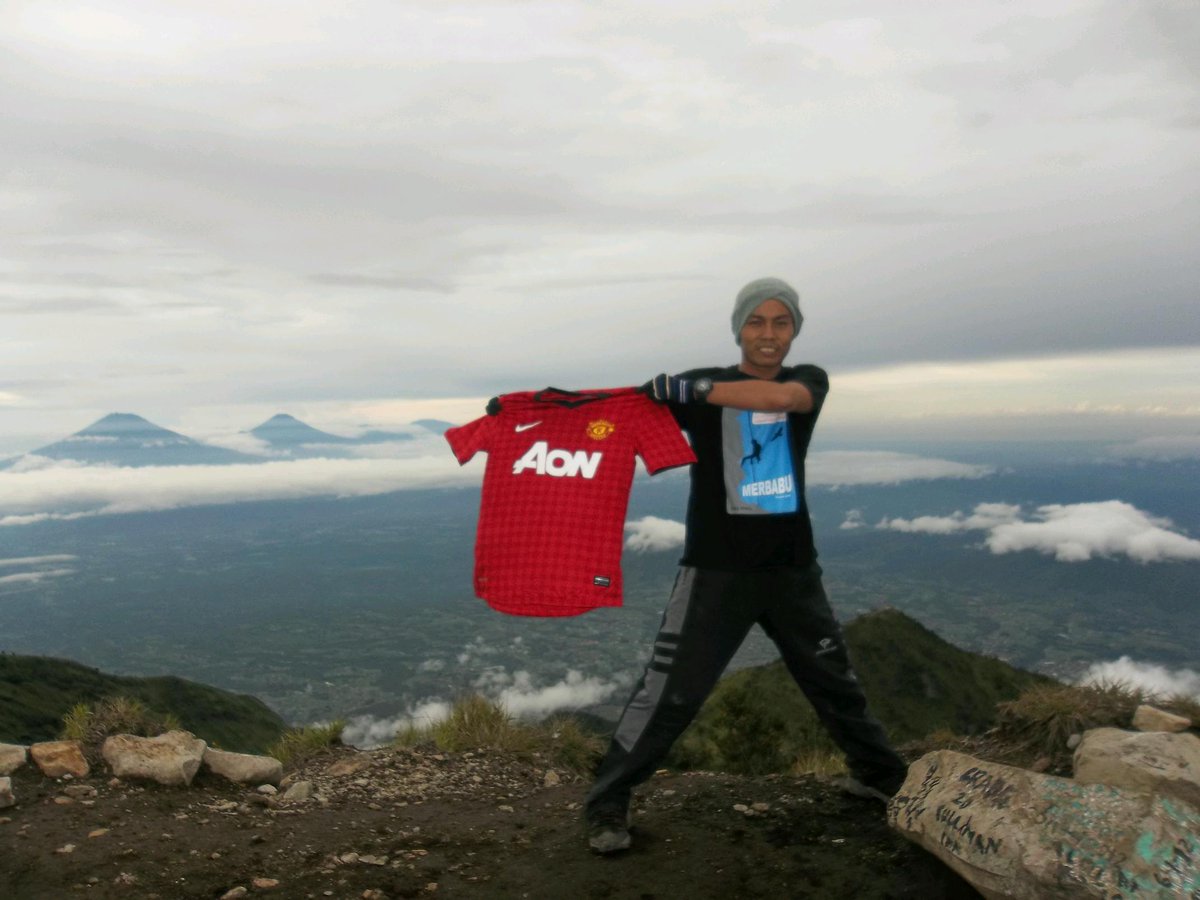 rono_w's tweet photo. Man. United di puncak syarif merbabu @mufcfans http://t.co/R0IJ2ayXmL