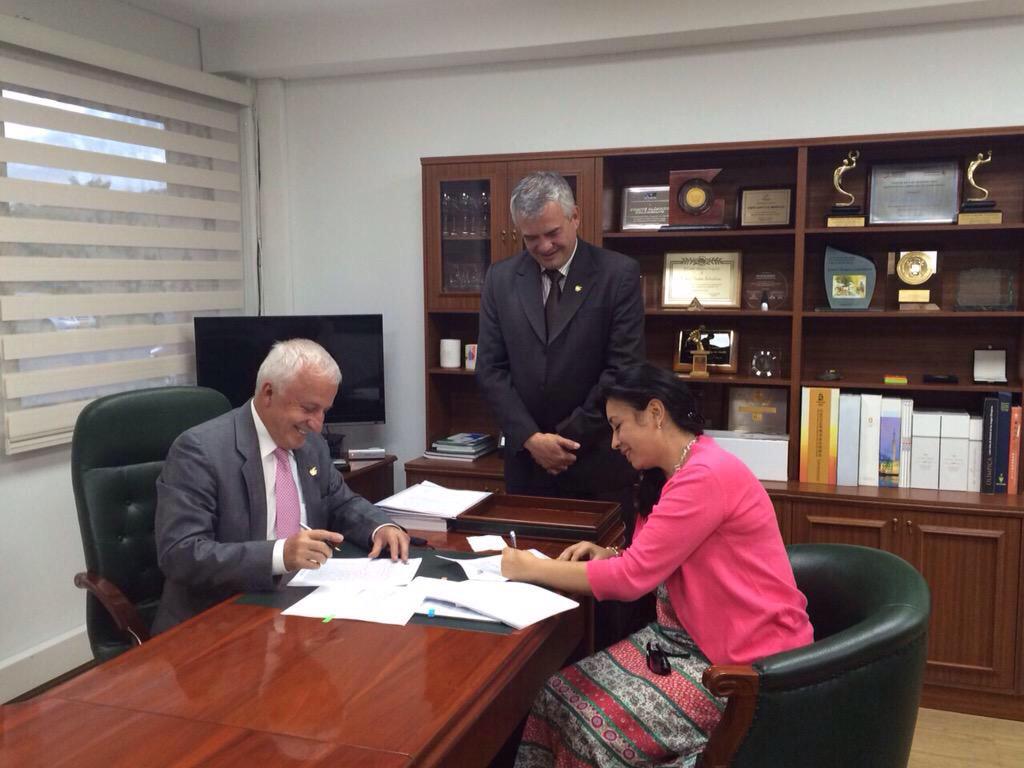 ClaudiaFRojas's tweet photo. Hoy firmamos convenio con el @OlimpicoCol para el apoyo al @WYCCali2015. Siguen las buenas noticias #CaliWYC2015 http://t.co/aDDy9hdGYI