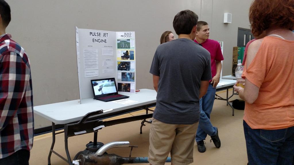 WalkerDi_QH's tweet photo. .@AVEdServices Future rocket scientists explain their engine at the 2015 STEM Expo. #STEM http://t.co/qRInXSdPwu
