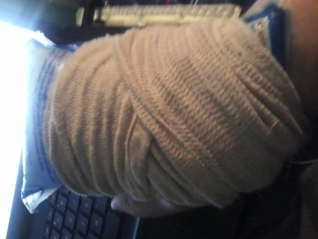 #slowreplys //Writer hurt her hand