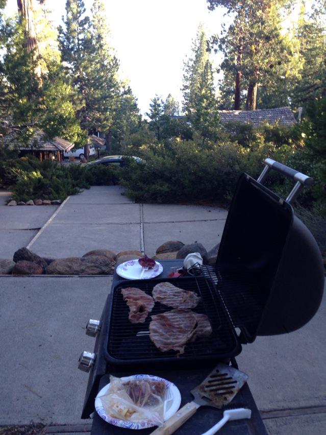 TonyAntonrobles's tweet photo. Grillin sum carne asada in lake tahoe. #mexicanbbqin #gottacook http://t.co/01kEfWEPDV
