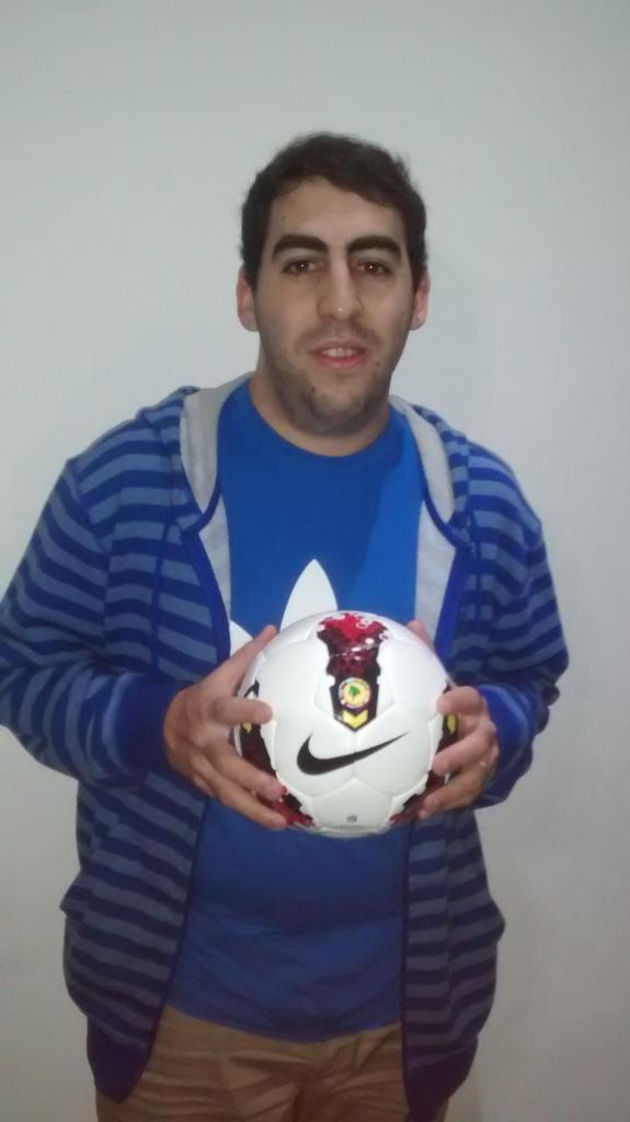 fueradejuegolp's tweet photo. Ya vinieron a retirar la pelota de Nike que se ganaron la semana pasada. Felicitaciones! http://t.co/aCsN1TcM0W