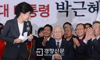 tgs432004's tweet photo. 박근혜는 두 번이나 사면된 성완종을  왜 이렇게 껌딱지 처럼 데리고 다녔는지 부터 밝혀라! http://t.co/lQHQFOdUaA