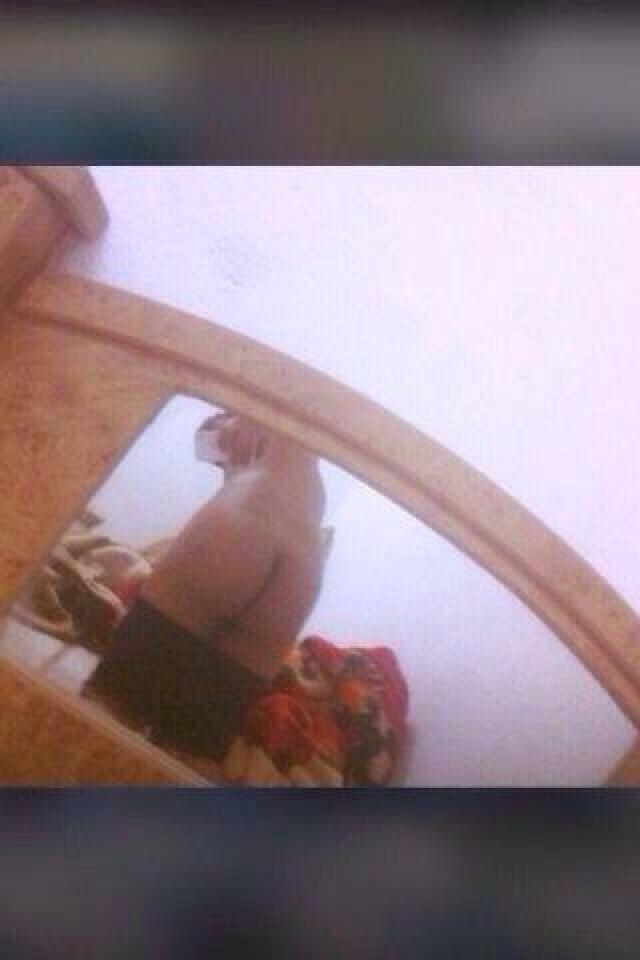 تابعوني حسابي جديد انا مبادل من الرياض عمري 20  وهاذي صورتي