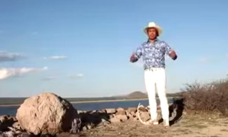 Pajaropolitico's tweet photo. Por plagiar una canción para su campaña, se analiza demanda contra este candidato panista http://t.co/a4ckF0FdXG http://t.co/0apjHPHfhn