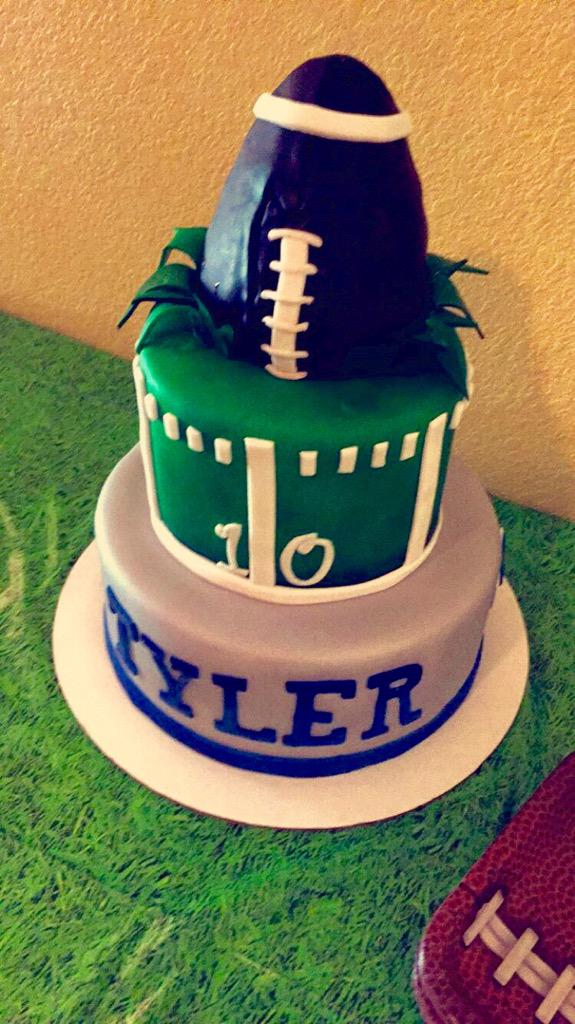 kylekelley011's tweet photo. My Tyler's birthday cake!💙🏈🎂 #TheGirlsBakeShop #footballcake http://t.co/2z6u82ERbb