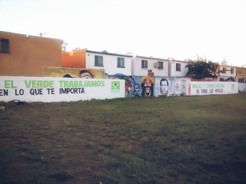 ReHio's tweet photo. El PRI verdoso no tiene límites, pintaron encima de los murales del IMJUSAN. 

#BroncoNoMePegues http://t.co/2NofVkvAOW