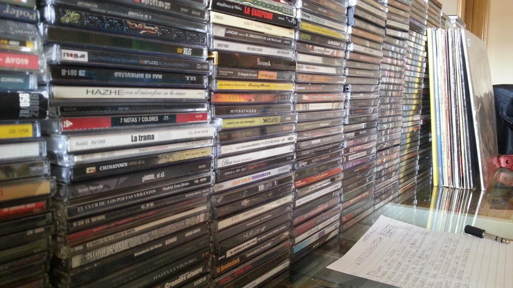 jugonyo's tweet photo. Adios a algunos cd's hola nuevos lp's !!!! http://t.co/dSpc7AaUsc