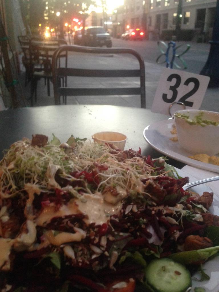 theVeganRunner's tweet photo. Amazing salad...amazing cali night #ahimsa #LongBeach http://t.co/ZRRgcHjjM6