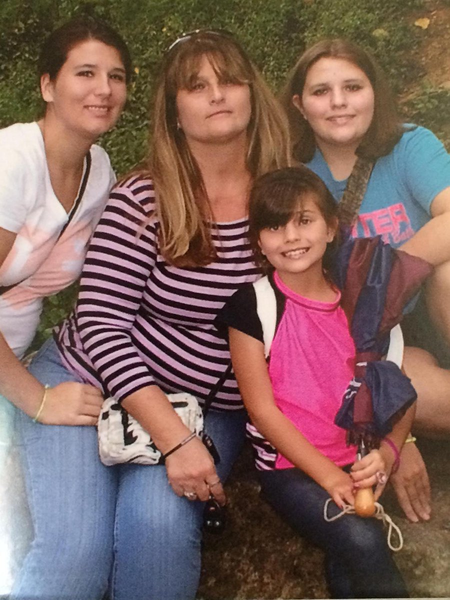 blantonL68's tweet photo. Here is my daughters Shana, gabby and little Shelby and I love my girls http://t.co/OuMWTTMrzq