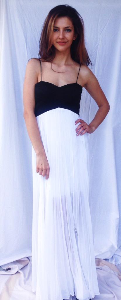 Stunning new formal dresses up for auction! 

m.ebay.com/sch/angmay/m.h…