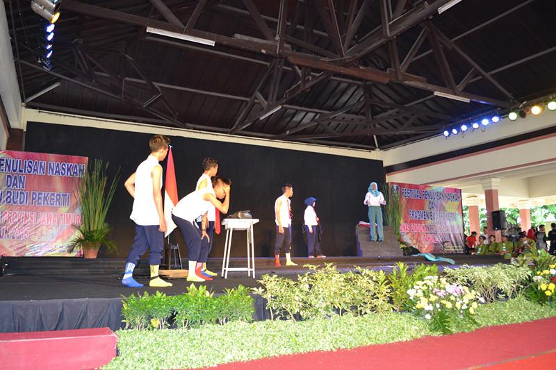 teater SMK N 1 BONDOWOSO kemarin di surabaya alahmdulillah mendapatkan nominasi penulis naskah sejatim