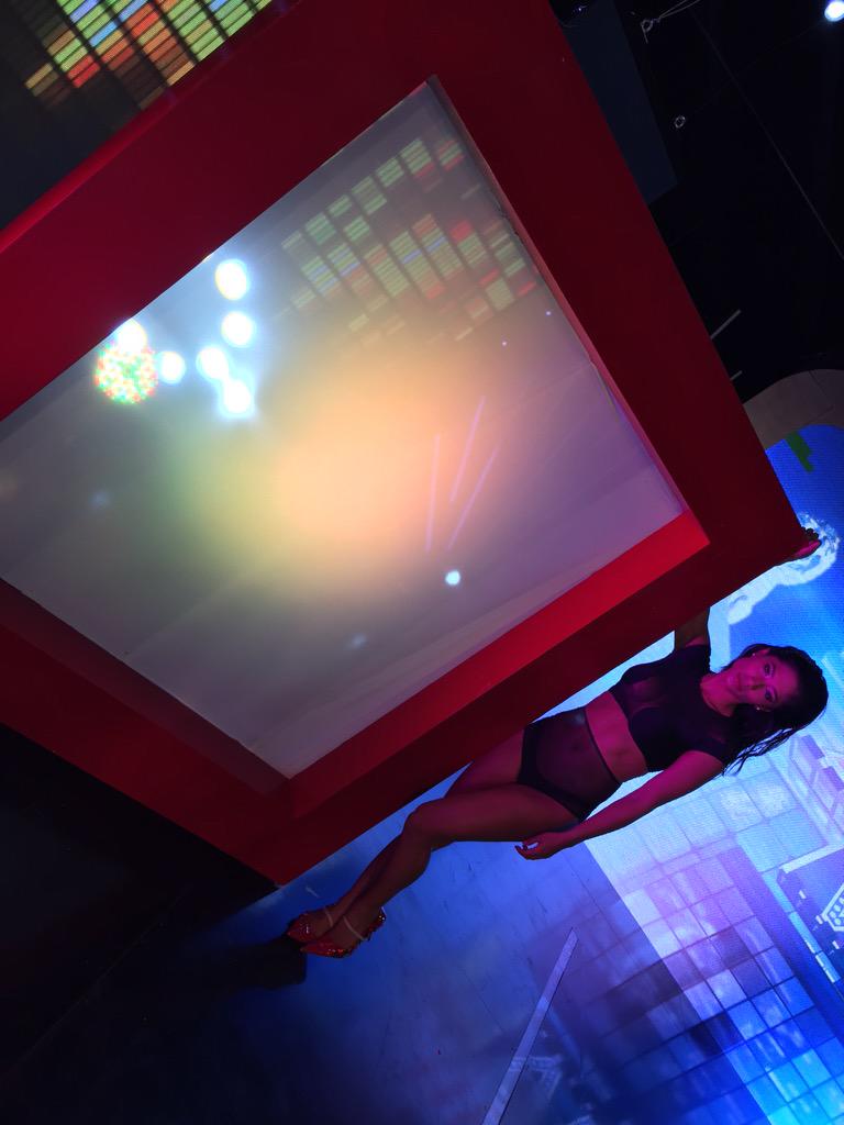 tcsoyelmejor's tweet photo. ¡Ya vamos con el show de #ArribaDina! @DinaVIPTC bailará para todo el público de la #GalaFuegoVIP. ¿Cuántos RT's? http://t.co/E3o6YDnhWz