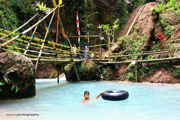 twityogya's tweet photo. Ini bukan kolam renang yg bawahnya ada keramik biru, ini asli dari alam, Kedung Pedut, Jatimulyo, Girimulyo, KP.. http://t.co/vNepLafwDM