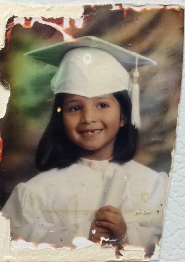 Kraeylopez's tweet image. Never posted my senior pic so... 💁#AmICoolNow ?