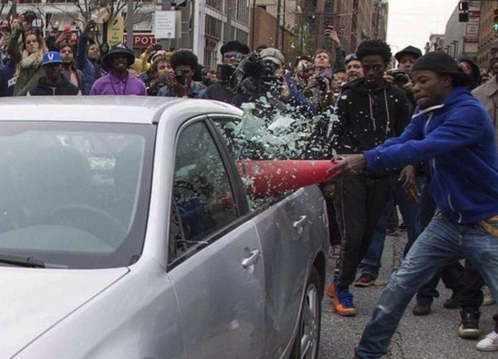 mjadavis's tweet photo. @_TheRightThing See any difference? #ThereIsADifferenceBetween #KentuckyBasketballRiots x #BaltimoreUprising http://t.co/MDlmjmzgGp