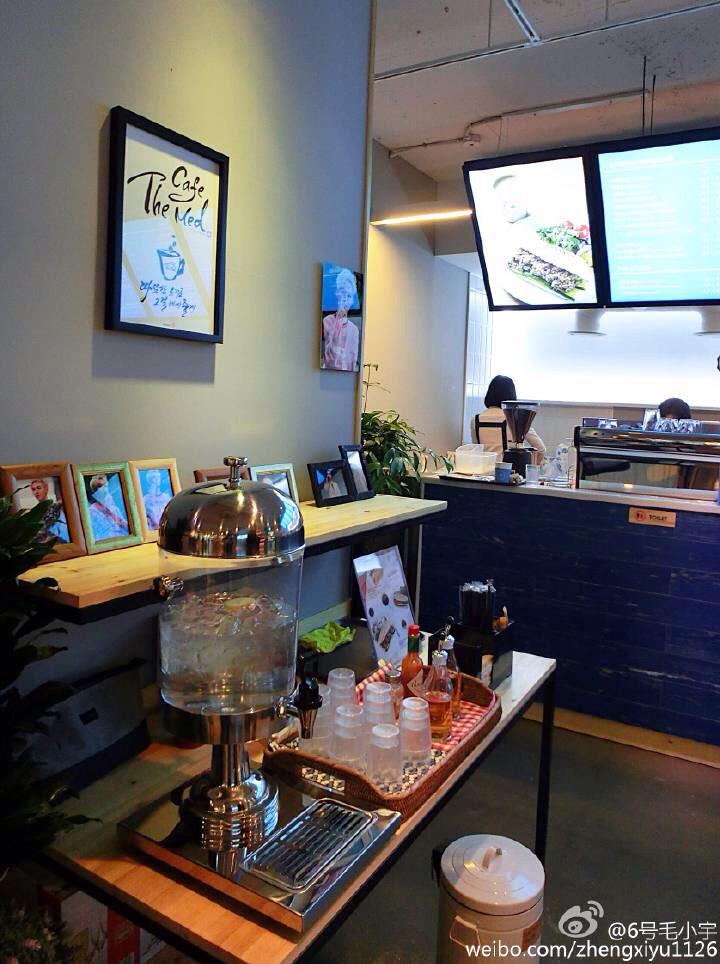 little_babyyy's tweet photo. บิวตี้คนไหนที่ไปเกาหลี อย่าลืมที่จะไป #CafeTheMed ร้านน่ารัก เจ้าของหล่อและรวยมาก แถมเข้าร้านบ่อยด้วย น่าไปสุดๆเลย 👍🏻 http://t.co/Ok8QOQwYiL