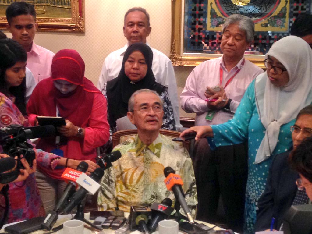 Mazlan8978's tweet photo. TUN M PTUT IKUT MCM PAKLAH..Bla mdia tnya respon isu plitik..PakLah jwb "Biaq la depa bt gheja.Jgn kacau.." http://t.co/cKoPU2g5Fa #Jauharku