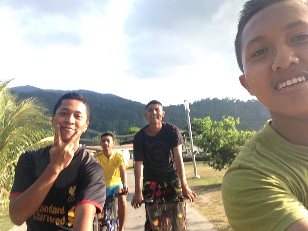 azulfikaar's tweet photo. Yok dolan2 tepi pantai ... http://t.co/EjB6r2EXzi