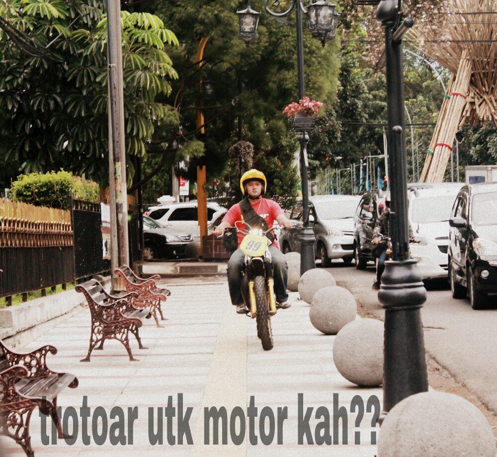 dencipta's tweet photo. Latepost Tgl 25 April 2015 Trotoar Depan BJB Syariah - Seberang BI, Bandung. Aya nu kenal ieu? @ridwankamil @infobdg http://t.co/93gBsIpAVu