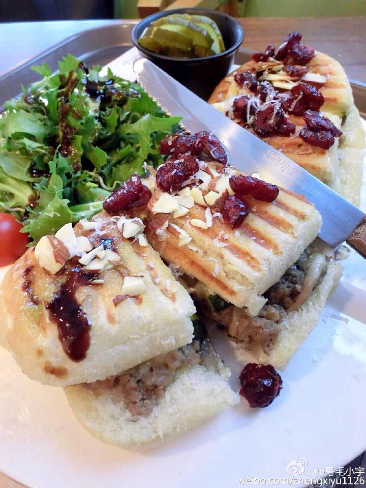 little_babyyy's tweet photo. อาหารร้านพี่จุนฮยอง น่ากินมาก บิวตี้ห้ามพลาด 👍🏻👍🏻 #CafeTheMed http://t.co/P3XZOI0QQm