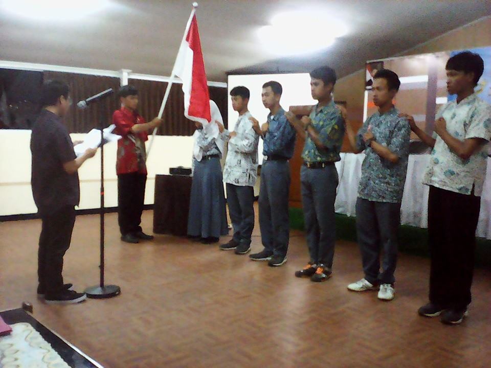 forumOSISbdgBrt's tweet image. Lalu, tgl 25 April 2015 yg lalu, kmi jg baru saja dilantik oleh DISDIKPORA Kab. Bandung Barat di Hotel BMI Lembang.