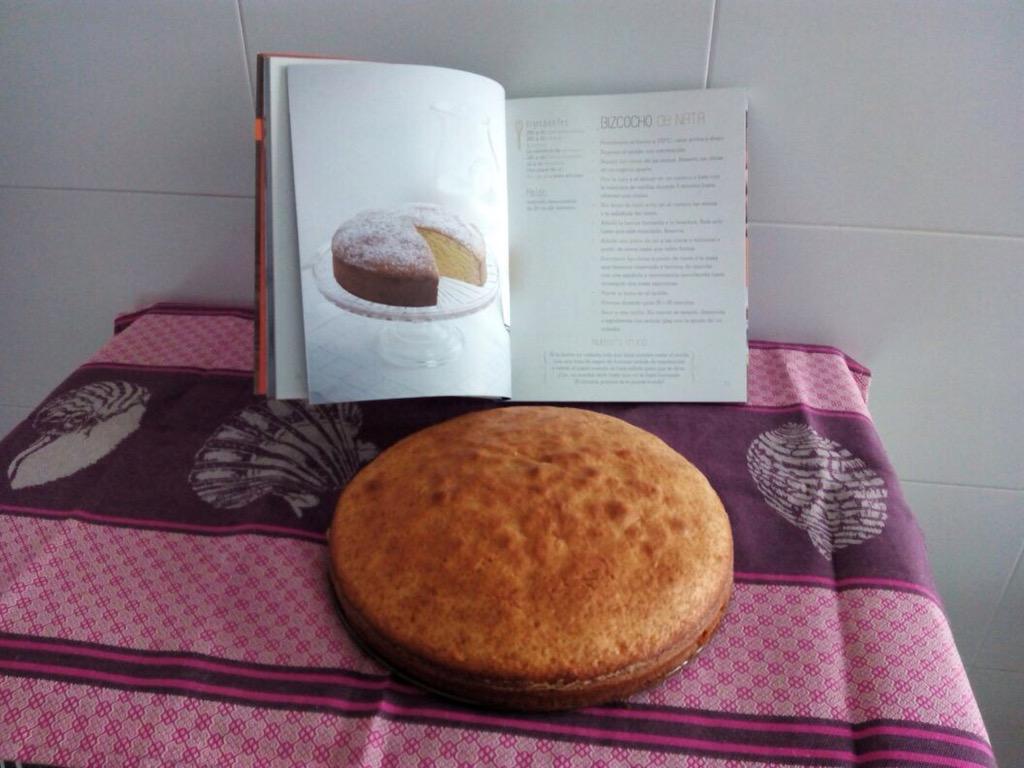 MirenBidasoa's tweet photo. Riquísimo bizcocho de nata.No quedan ni las migas!!!  #proyectobizcochowebos @webosfritos http://t.co/c0UyDsLvTY