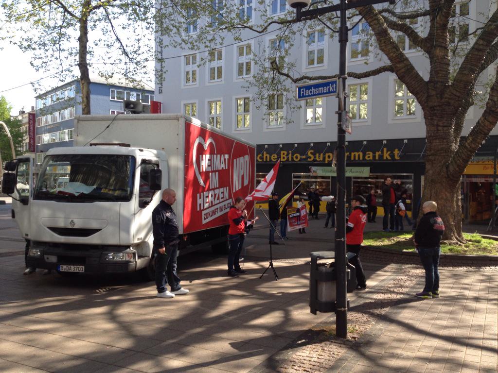 KataShi1993's tweet photo. Scheißhaufen! Keine 10 Leute brechen Demo nach 45 Minuten ab!
#nonazis #scheissnpd #scheißNazis #1Mainazifrei http://t.co/MsNjTcHfWp