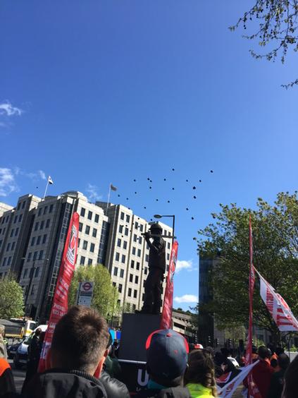 Political_UCATT's tweet photo. A black balloon released for every construction workers killed in Britain this year. http://t.co/LPCTBrfF26