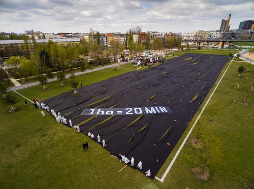 CelebrateSoil's tweet photo. We're paving over our #Soil at an alarming rate. In Germany, 1 hectare = 20 minutes. PC: @GlobalSoilWeek @TheSoilLife http://t.co/0mx8O2Znxb
