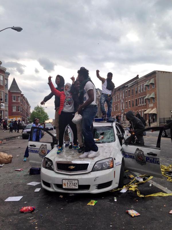 C_NyaKundiH's tweet photo. Mad respect #Baltimore #BaltimoreRiots http://t.co/OENuGgBdot