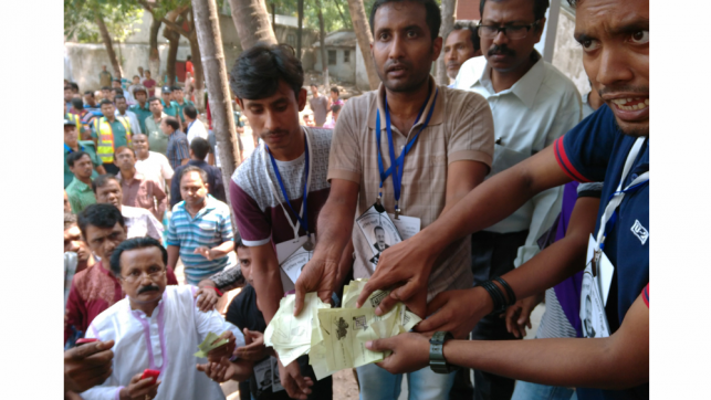 Sajidul_Islam13's tweet photo. The #Dhaka #Chittagong #CityPolls15 #conspiracy in #Bangladesh, #falseVote &amp; manipulating goingOn. Photo:@ProthomAlo. http://t.co/4gkV2mrzg8