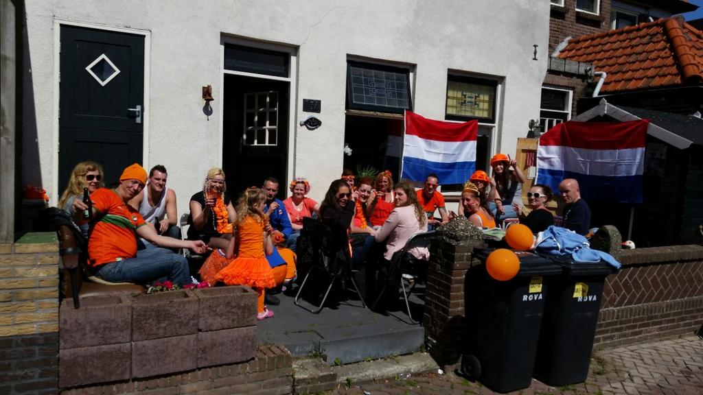xxnelleke18's tweet photo. Gezellige dag at bij ant op ut straatje 🍹 #kingsday http://t.co/4awGU0jXIR