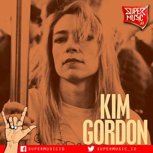 1953: Happy Birthday Kim Gordon, bassist dari band pioneer musik noise rock, Sonic Youth 