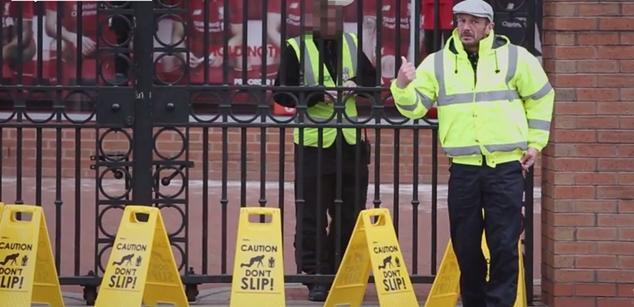 StretfordEnd85's tweet photo. Legend from yesterday whoever he is #mufc #SlippyGDay http://t.co/Jtj9fwnZCM