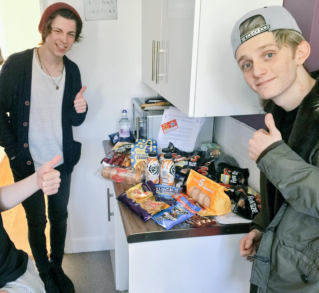 JoshuaWoodcockk's tweet photo. Fooooooooood!! Who wants some? 😝 @woodcock_kai &amp; @ryanrobertsonnn x http://t.co/2oiRsF04bx