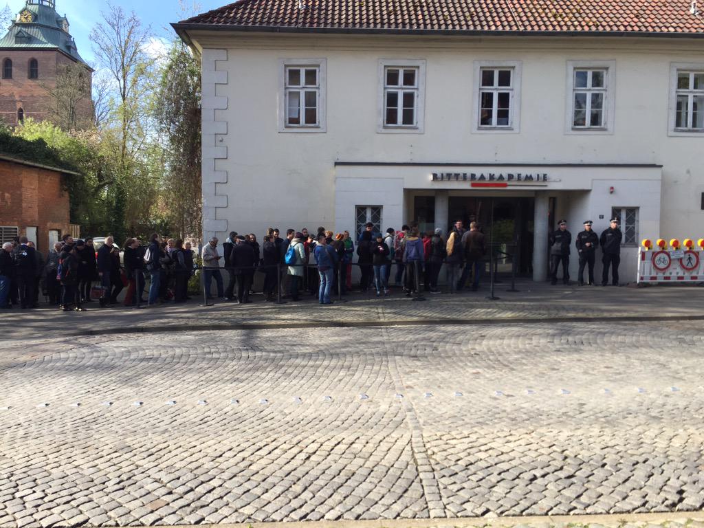 Schlange stehen in Lüneburg. Prozess gegen den ehemaligen SS-Mann #OskarGroening geht weiter. Das Interesse bleibt.
