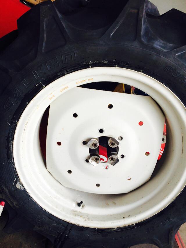 ryuoutire's tweet photo. 農耕機のタイヤ交換完了ﾌﾌﾌｰﾝ♪(◉ε◉*)
農耕機などのタイヤ交換もお任せくださいﾌﾌﾌｰﾝ♪(◉ε◉*)

タイヤショップ竜王
TEL 0748-37-3466 http://t.co/G4vxzQWVFq