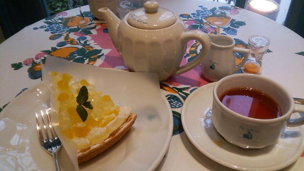 okey0811's tweet photo. とても  有名なケーキ屋さん
外人さんもたくさん 来店
その横で  おしゃれな 🍰
柚子ジュレ ヨーグルト味のタルト
と  紅茶  甘酸っぱくて  とても
美味しく  頂きました😄😊 http://t.co/6mBgGnh928