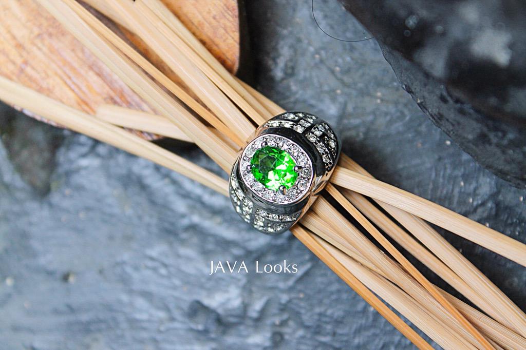vienamorgan's tweet photo. Green Osidian ring at #JAVALooks http://t.co/THje0p4Tge #canon #macro #photography #jewelry #stones #fashion http://t.co/LKTyrUHnuI