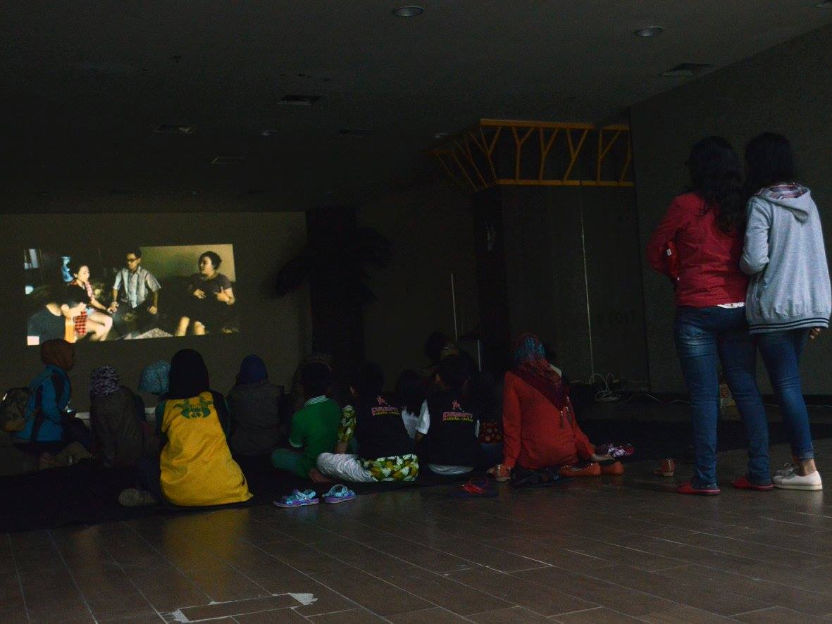 CreativalSmi's tweet photo. nobar film indie 25042015 @achfahmi_smi @aheryawan @Deddy_Mizwar_ @dedeyusuf_1 @MohamadMuraz http://t.co/nig3KZJbV1