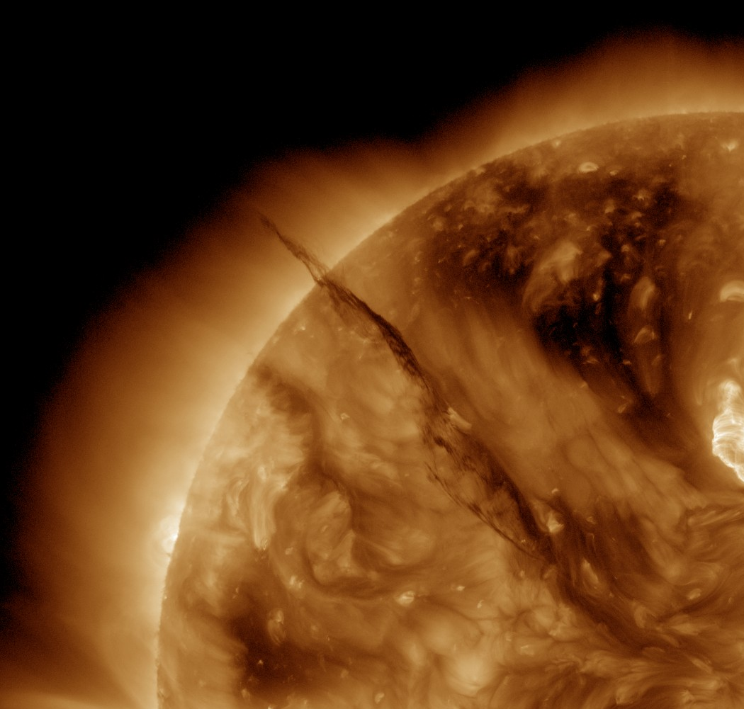 SunViewer's tweet photo. #Solar filament / prominence aka #filaprom is almost erupting.. Stay tuned! http://t.co/dKY0k8fZBL