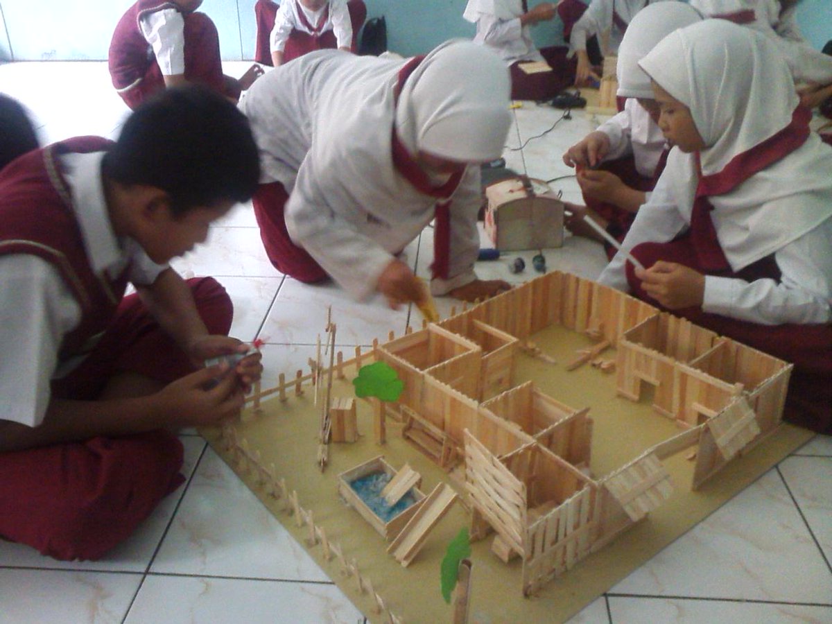 sigitkataqita's tweet photo. siswa year4 @SDIT_LHI berkelompok membuat karya seni maket interior ruang berbahan stik ice cream http://t.co/8TYVwoIo2x