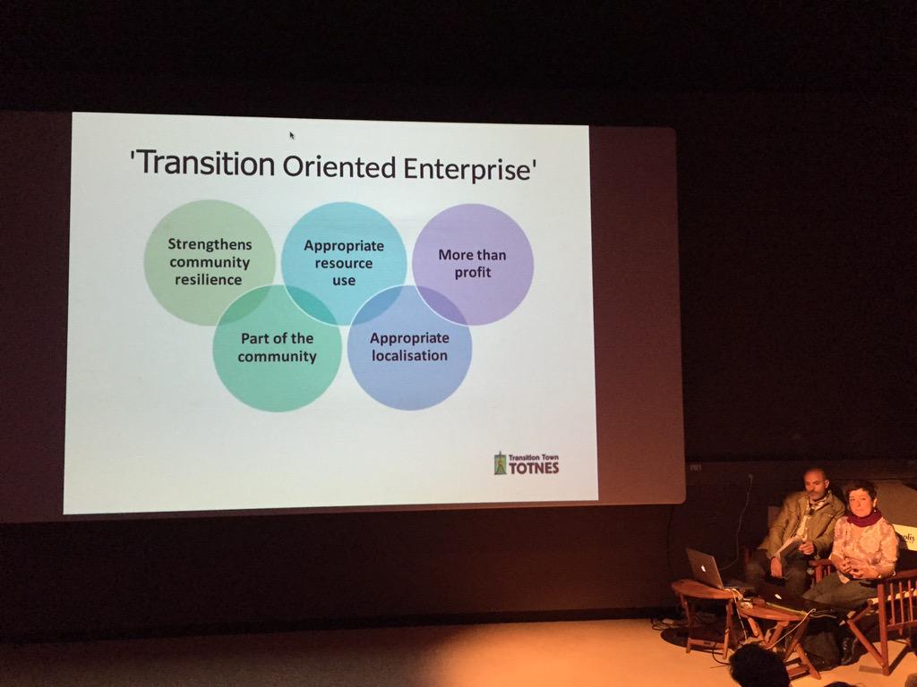 NicolasLoubet's tweet photo. [Pic] #designtransition Holly dessine les contours des "entreprises orientées transition". c/@OuiShare @unmonastery http://t.co/MUyMxhSXUB