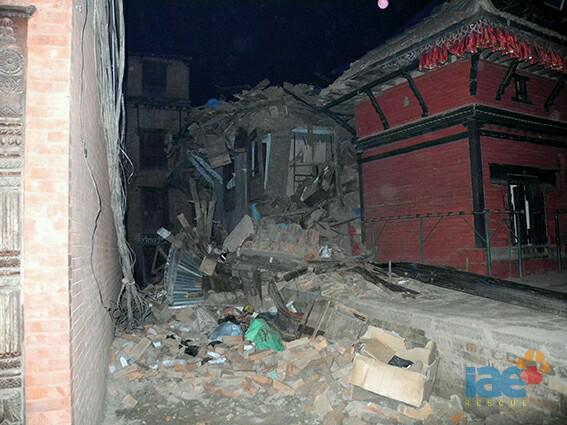 ONGIAE's tweet photo. Imágenes de #NepalEarthquake por GERL #IAENepal Trabajos en la noche de ayer en Bhaktapur Rescatados cuerpos sin vida http://t.co/LZ0s3uCp3M