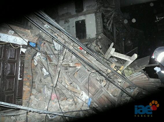 ONGIAE's tweet photo. Imágenes de #NepalEarthquake por GERL #IAENepal Trabajos en la noche de ayer en Bhaktapur Rescatados cuerpos sin vida http://t.co/LZ0s3uCp3M