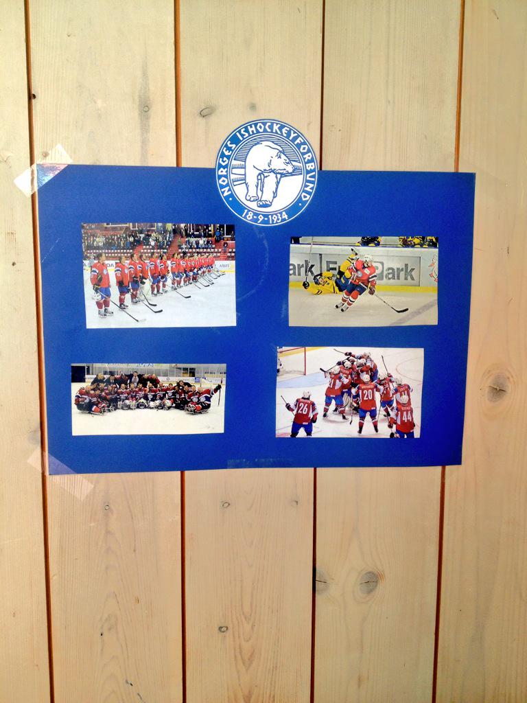 hanneadalen's tweet photo. Tre dager til VM, og hockeyfeberen herjer i barnehagen! @KjelkehockeyNOR slipper heller ikke unna! #maxvm #2hockey http://t.co/pVjc8Q4tVa